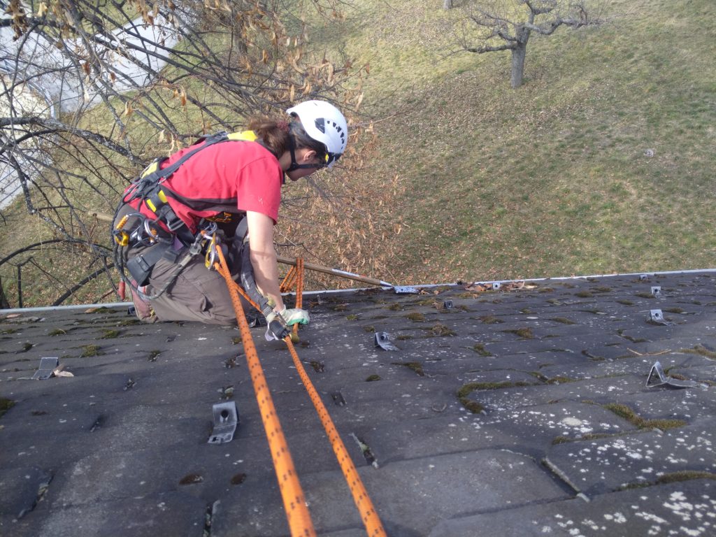 Casque, harnais et corde certifiés pour les travaux en hauteur, disponibles chez Boom-VS."
"Ensemble d'équipements de protection individuelle utilisé pour les interventions sur corde à Monthey."
"Inspection et contrôle d'EPI par l'équipe Boom-VS en Valai
Technicien réalisant des travaux sur corde pour la sécurisation d'un bâtiment à Sion, Valais."
"Spécialiste Boom-VS effectuant le nettoyage de façades en hauteur dans le canton du Valais."
"Intervention sur corde pour la maintenance de structures en montagne par Boom-VS